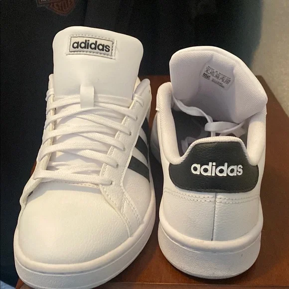 Adidas Classic White Shoes with Black Accents - Picture 4 of 12